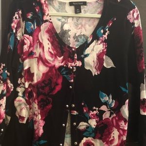 Cardigan with floral pattern.